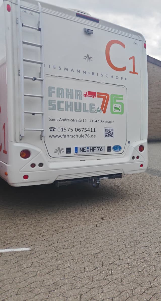Fahrzeug der Klasse C1 von hinten