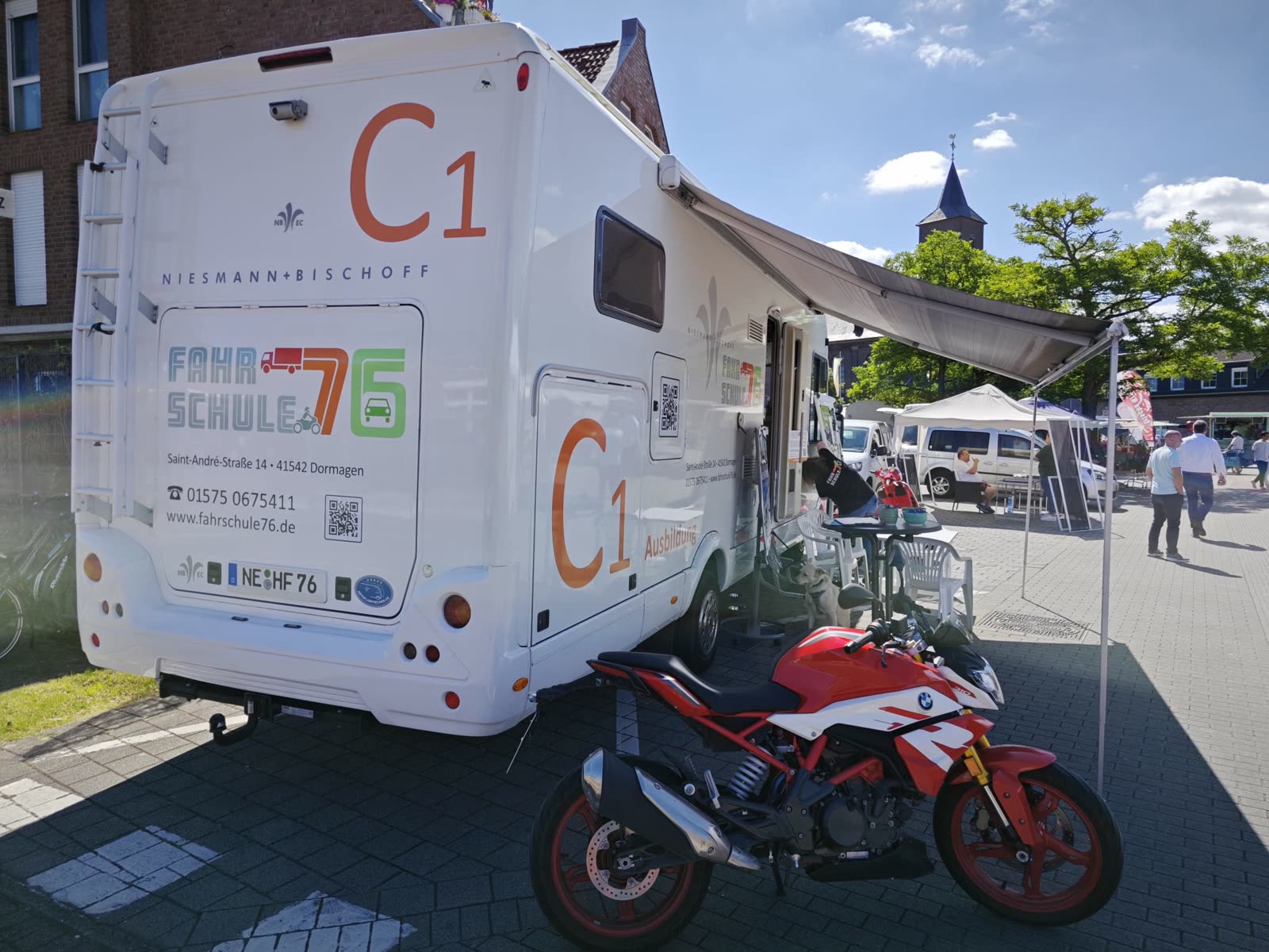 Fahrzeug der Fahrschule 76 beim Gewerbefest