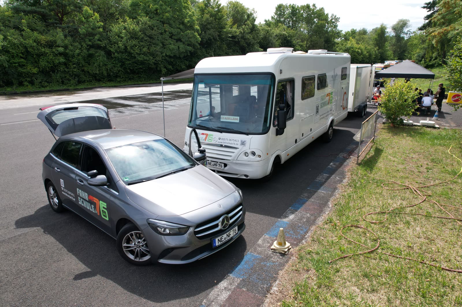 Einsatzfahrzeuge beim Fahrsicherheitstraining