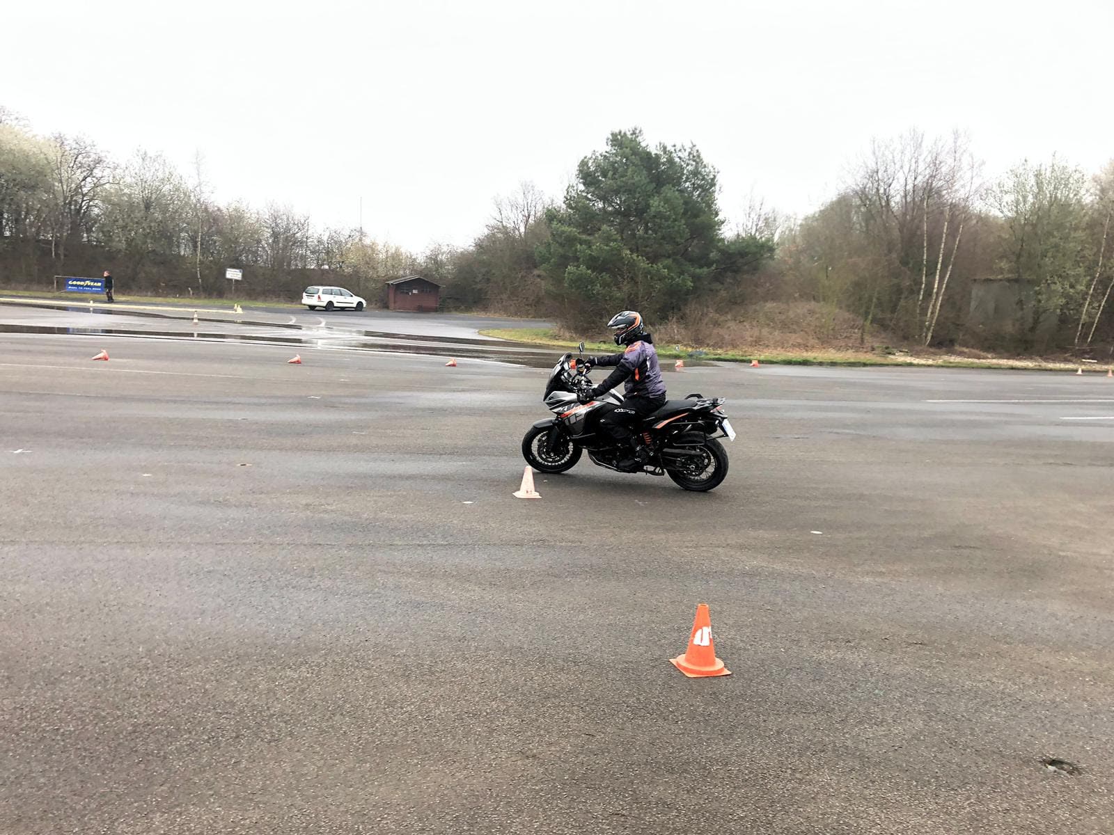 Motorrad-Sicherheitstraining auf dem Übungsplatz